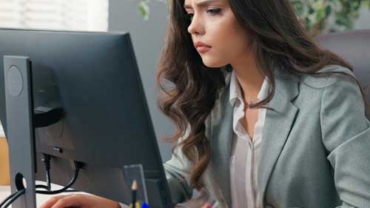 Financial advisor guiding a client through the final steps of a smooth financial services transition.